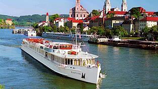 Ein Passagierschiff fährt in Passau auf der Donau. Die Nachfrage nach Kreuzfahrten steigt weiter.