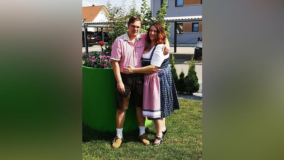 Stephy Resner und ihr Partner Thomas haben sich vor vier Jahren in Tracht fotografieren lassen. Danach fuhren Sie zum Konzert von Andreas Gabalier. Stephy Resner und ihr Partner Thomas haben sich vor vier Jahren in Tracht fotografieren lassen. Danach fuhren Sie zum Konzert von Andreas Gabalier.