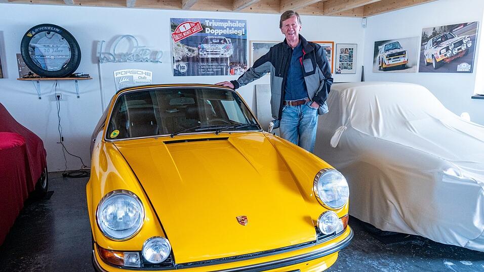 Walter R&ouml;hrl neben einem Porsche 911 aus dem Jahre 1972.