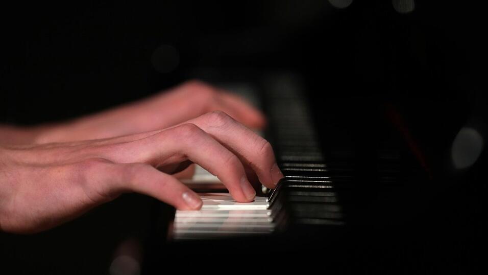 Julian ist ein talentierter Pianist.