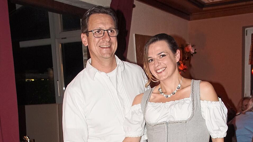 Dieter Arnold und Carina Schie&szlig;l beim Anschneiden der Torte.