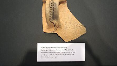 Unter anderem dieser Gef&auml;&szlig;rest mit Schlangenmotiv wurde bei den Ausgrabungen gefunden.