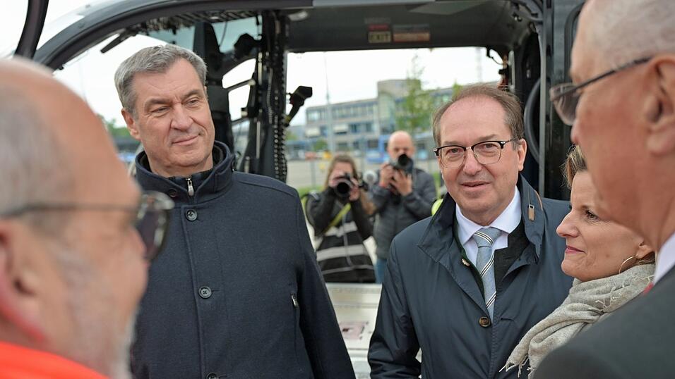 Markus S&ouml;der und Alexander Dobrindt besuchen Rettungskr&auml;fte bei einer &Uuml;bung f&uuml;r den Ernstfall.