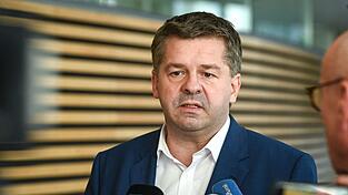 Sven Schulze führt die CDU-Fraktion im Landtag von Sachsen-Anhalt an. Sven Schulze führt die CDU-Fraktion im Landtag von Sachsen-Anhalt an.
