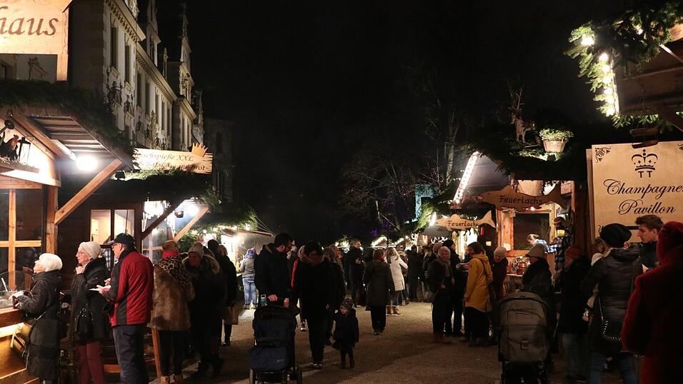 Der Weihnachtsmarkt auf Schloss Sankt Emmeram in Regensburg wurde am Freitag feierlich er&ouml;ffnet.