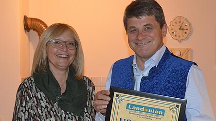 Vorsitzende Anette Muhr &uuml;berreichte Josef Piendl die Urkunde zum Ehrenmitglied.