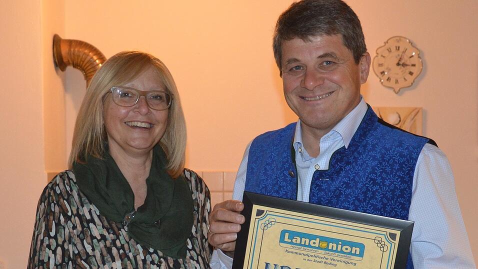 Vorsitzende Anette Muhr überreichte Josef Piendl die Urkunde zum Ehrenmitglied. Vorsitzende Anette Muhr überreichte Josef Piendl die Urkunde zum Ehrenmitglied.