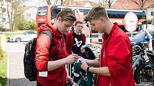 Die DEB-Profis (hier Manuel Wiederer) präsentierten sich in Landshut offen und nahbar. Die DEB-Profis (hier Manuel Wiederer) präsentierten sich in Landshut offen und nahbar.