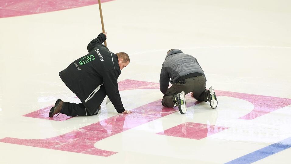 Wegen eines Risses im Eis wurde das Spiel zwischen Deutschland und der Slowakei beim Deutschland Cup längere Zeit unterbrochen.