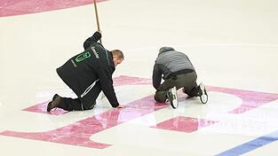 Wegen eines Risses im Eis wurde das Spiel zwischen Deutschland und der Slowakei beim Deutschland Cup längere Zeit unterbrochen.