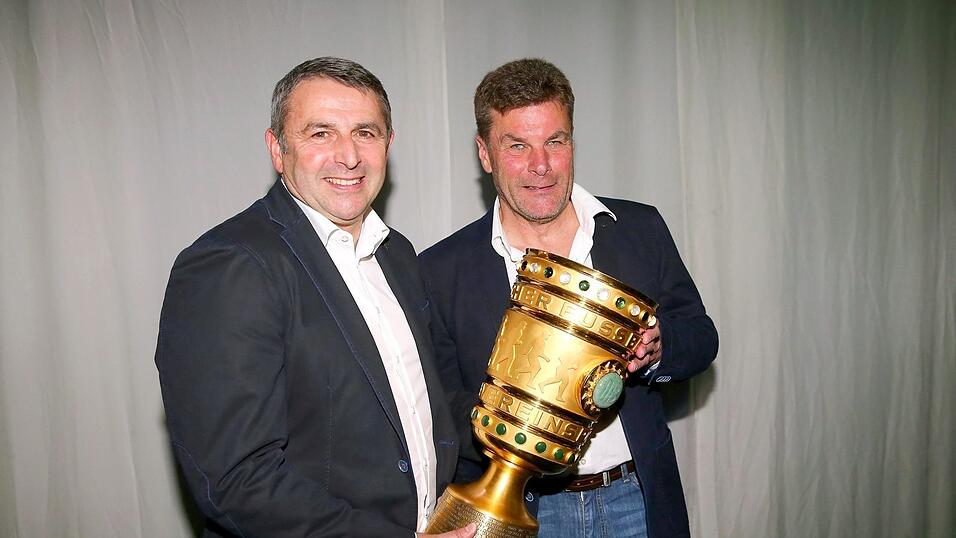 Pokalsieger 2015: Der damalige Wolfsburger Sportdirektor Klaus Allofs und Trainer Dieter Hecking (r).