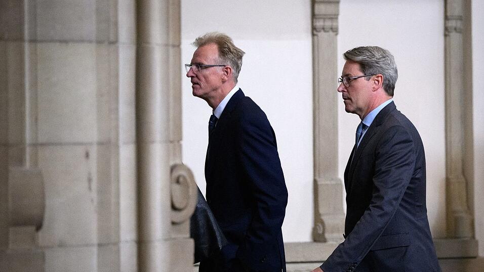 Der frühere Verkehrs-Staatssekretär Gerhard Schulz weist Vorwürfe der Staatsanwaltschaft im Zusammenhang mit der gescheiterten Pkw-Maut zurück. Der frühere Verkehrs-Staatssekretär Gerhard Schulz weist Vorwürfe der Staatsanwaltschaft im Zusammenhang mit der gescheiterten Pkw-Maut zurück.
