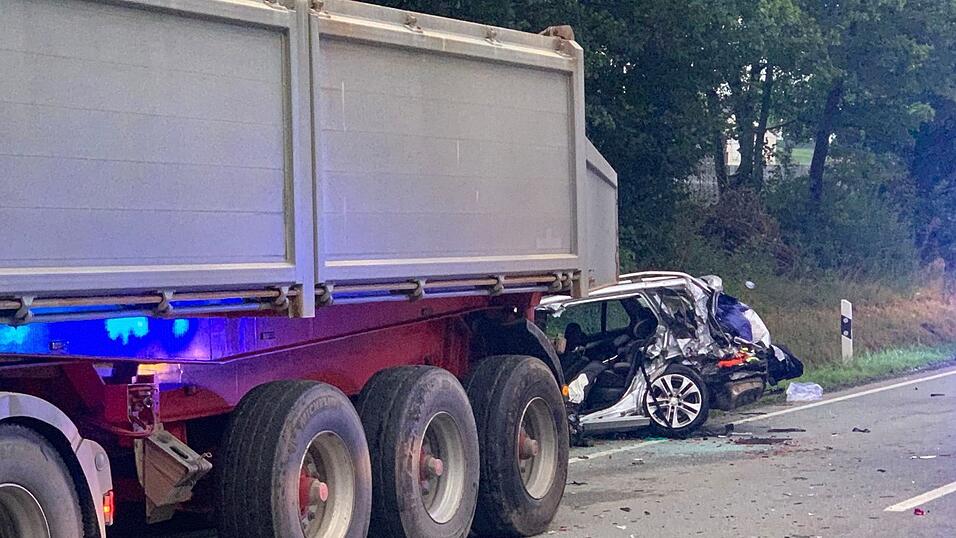 Bei dem Unfall waren drei Menschen teils schwer verletzt worden.