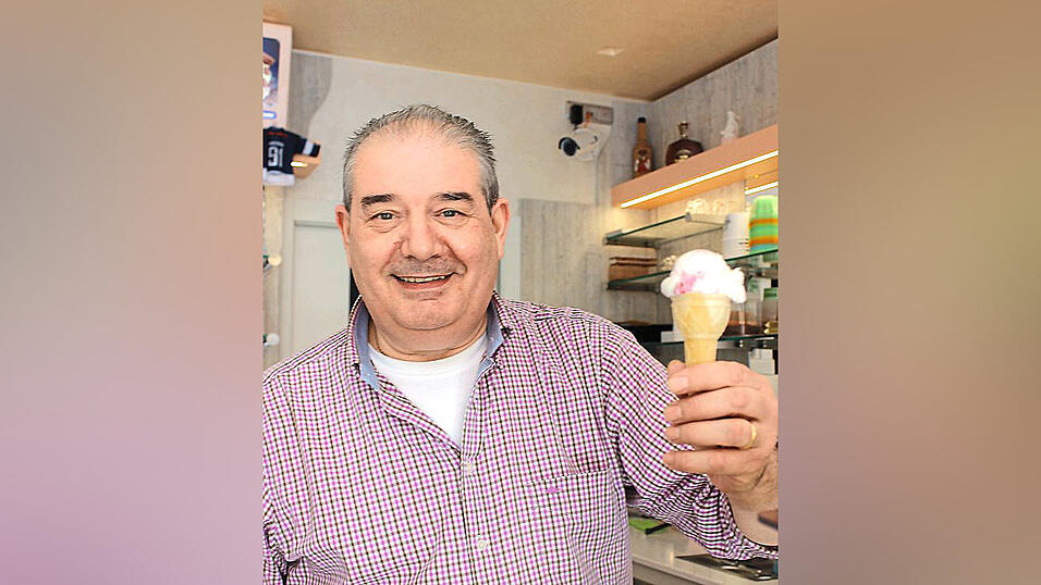 Toni Bergantin (Eis-Center 2000) genie&szlig;t auch gerne selbst eine Kugel Eis.