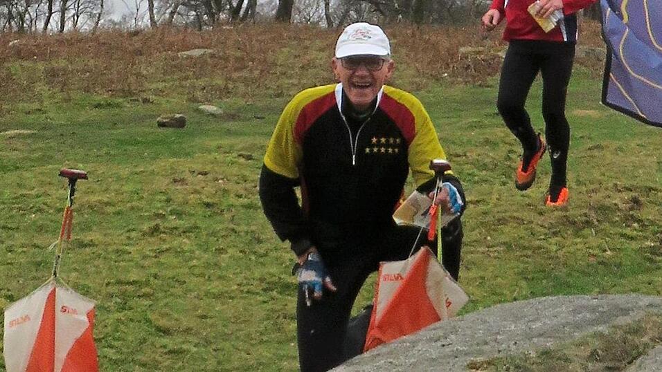 J&uuml;rgen Schwanitz im Zielbereich beim Mitteldistanzwettkampf im Hochmoorgel&auml;nde.
