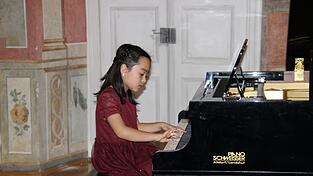 Emma Hirsch war mit acht Jahren die j&uuml;ngste Musikerin des Konzerts.