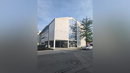 Nicht nur ein neuer Anstrich ist n&ouml;tig. Das Mehrfunktionsgeb&auml;ude soll saniert werden.