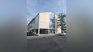 Nicht nur ein neuer Anstrich ist nötig. Das Mehrfunktionsgebäude soll saniert werden. Nicht nur ein neuer Anstrich ist nötig. Das Mehrfunktionsgebäude soll saniert werden.