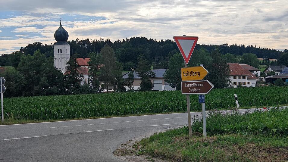 Eine Linksabbiegerspur an der Kreuzung zur Reststoffdeponie in Spitzlberg soll den Verkehrsfluss verbessern und das Unfallrisiko mindern. Allerdings ist es dort bisher nicht zu Unfällen gekommen. Eine Linksabbiegerspur an der Kreuzung zur Reststoffdeponie in Spitzlberg soll den Verkehrsfluss verbessern und das Unfallrisiko mindern. Allerdings ist es dort bisher nicht zu Unfällen gekommen.