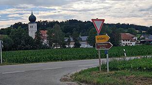 Eine Linksabbiegerspur an der Kreuzung zur Reststoffdeponie in Spitzlberg soll den Verkehrsfluss verbessern und das Unfallrisiko mindern. Allerdings ist es dort bisher nicht zu Unf&auml;llen gekommen.