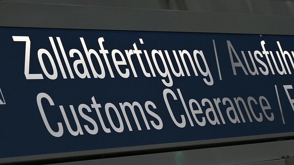 Am Flughafen München wollte eine Frau 17.000 Zigaretten nicht anmelden. Am Flughafen München wollte eine Frau 17.000 Zigaretten nicht anmelden.