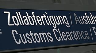 Am Flughafen München wollte eine Frau 17.000 Zigaretten nicht anmelden. Am Flughafen München wollte eine Frau 17.000 Zigaretten nicht anmelden.