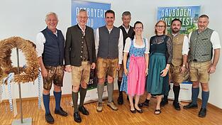 Bekamen viel Lob (v.l.): Bürgermeister Dr. Albert Solleder (Mitglied des Aufsichtsrates), OB Markus Pannermayr, Stefan Heitzer (Projektleitung Ausstellungen der SAUV), Roman Preis (Geschäftsführer der SAUV), Anja Süther, Tanja Böhm, David Görgner (alle SAUV) und Daniel Winklmaier (Betriebsleiter und Prokurist SAUV).