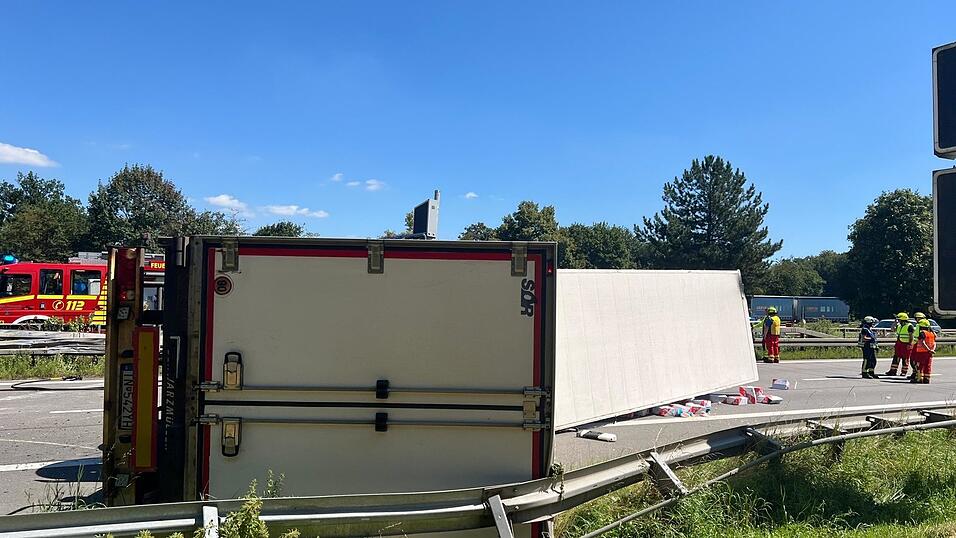 Ein Lastwagen kippte am Dienstag auf der A93 bei Regenstauf um und blieb quer zur Fahrbahn in Fahrtrichtung München liegen.