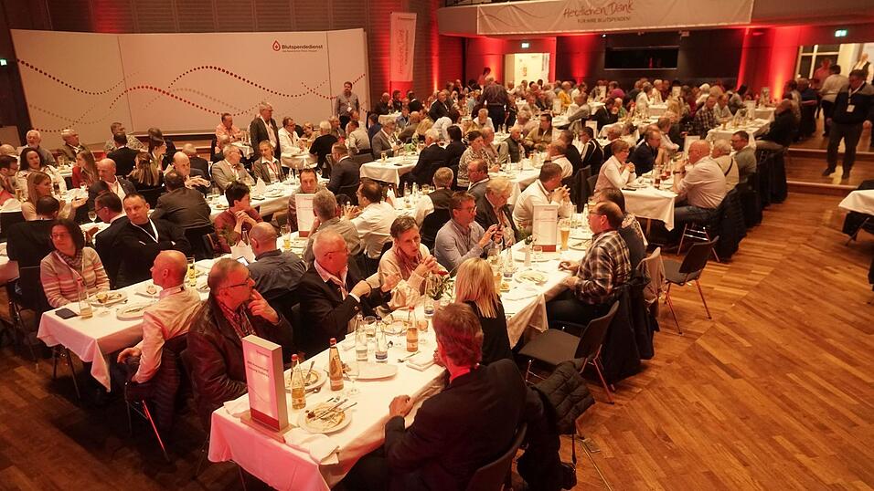 258 niederbayerische Blutspender waren zu einem gemeinsamen Fest in die Deggendorfer Stadthalle gekommen 258 niederbayerische Blutspender waren zu einem gemeinsamen Fest in die Deggendorfer Stadthalle gekommen