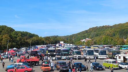 Das Oldtimerbustreffen auf dem Dultplatz. Das Oldtimerbustreffen auf dem Dultplatz.