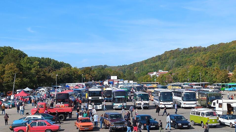 Das Oldtimerbustreffen auf dem Dultplatz. Das Oldtimerbustreffen auf dem Dultplatz.