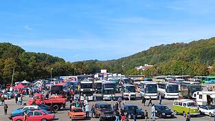 Das Oldtimerbustreffen auf dem Dultplatz. Das Oldtimerbustreffen auf dem Dultplatz.