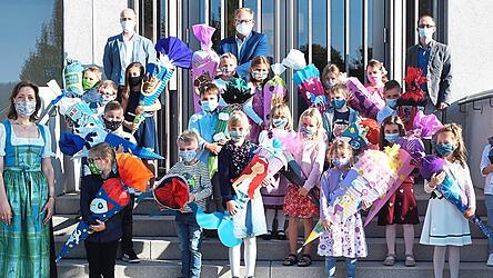 Die Klasse 1b mit Lehrerin Katharina Urban, Schulleiter Alexander Seidl und den beiden B&uuml;rgermeistern Michael Schwarzfischer (Walderbach) und Eduard Hochmuth (Reichenbach).