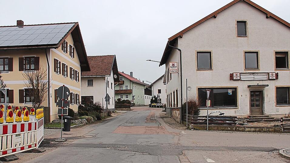 Ab Dienstag wird eine Vollsperrung der Ortsdurchfahrt Bernried notwendig. Direkt im Anschluss an die Abbrucharbeiten am ehemaligen Gasthaus Vogl starten die Arbeiten im zweiten Bauabschnitt der Straßenbaumaßnahme. Ab Dienstag wird eine Vollsperrung der Ortsdurchfahrt Bernried notwendig. Direkt im Anschluss an die Abbrucharbeiten am ehemaligen Gasthaus Vogl starten die Arbeiten im zweiten Bauabschnitt der Straßenbaumaßnahme.