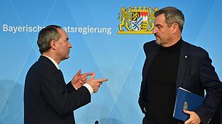 Freie-Wähler-Chef Hubert Aiwanger (l.) will nicht ohne Weiteres akzeptieren, was der CSU-Vorsitzende Markus Söder in Berlin mit CDU und SPD vereinbart hat. Söder muss sich nun etwas einfallen lassen. (Archiv)