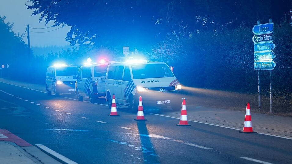 Ein Einsatzfahrzeug der belgischen Polizei kontrolliert den Verkehr in der evakuierten Stadt Sourbrodt. Ein Einsatzfahrzeug der belgischen Polizei kontrolliert den Verkehr in der evakuierten Stadt Sourbrodt.