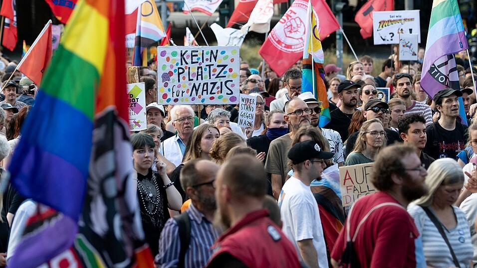 In Essen protestierten mehr als 1.000 Menschen gegen die AfD.
