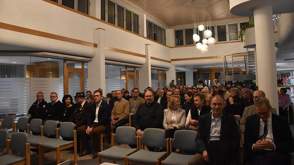 Bei der Veranstaltung am Donnerstagabend versammelten sich Vorstandsmitglieder der Vilsbiburger Vereinen.