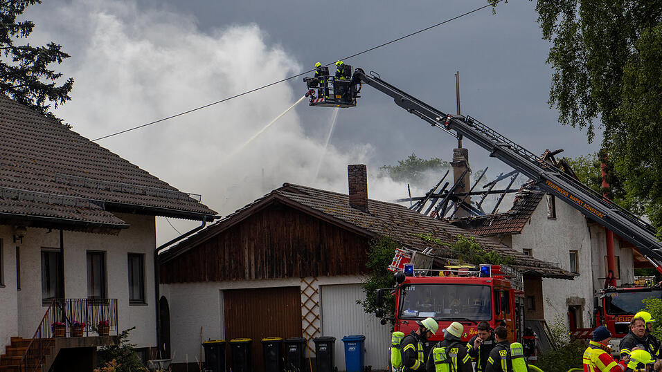 Zunächst war in der Alarmierung lediglich von einem Dachstuhlbrand die Rede. Bei Ankunft der Einsatzkräfte stand die Anlage aber bereits in Vollbrand.