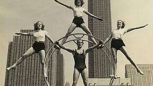 Mit internationalen Auftritten wie hier in New York machten Otto und Fritz Feick (M) Werbung für das Rhönrad. Mit internationalen Auftritten wie hier in New York machten Otto und Fritz Feick (M) Werbung für das Rhönrad.