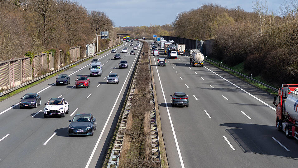 Durchschnittlich 17,2 Kilometer legen Deutsche auf dem Weg zur Arbeit zur&uuml;ck.