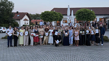 Gemeinsam mit ihren Lehrkr&auml;ften feierten die Absolventinnen und Absolventen des Kompetenzzentrums f&uuml;r Gesundheitsberufe des Landkreises Landshut den erfolgreichen Abschluss ihrer Ausbildung.