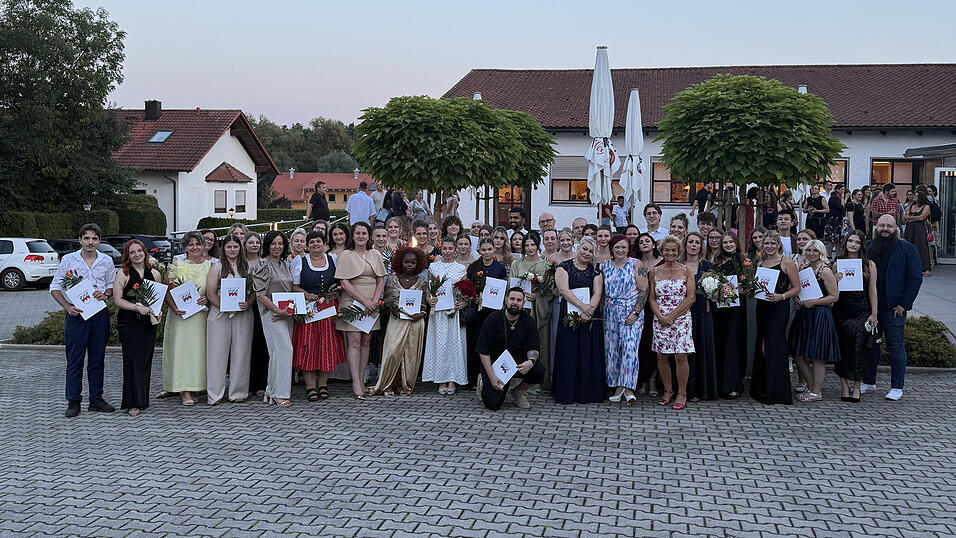 Gemeinsam mit ihren Lehrkräften feierten die Absolventinnen und Absolventen des Kompetenzzentrums für Gesundheitsberufe des Landkreises Landshut den erfolgreichen Abschluss ihrer Ausbildung. Gemeinsam mit ihren Lehrkräften feierten die Absolventinnen und Absolventen des Kompetenzzentrums für Gesundheitsberufe des Landkreises Landshut den erfolgreichen Abschluss ihrer Ausbildung.