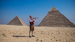Blasmusik vor Pyramiden. Blasmusik vor Pyramiden.