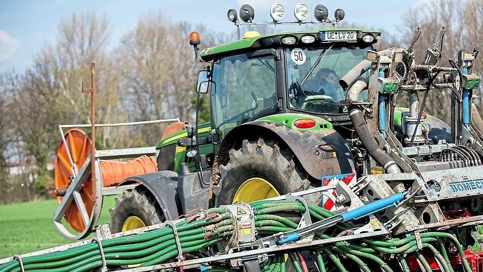 Seit diesem Jahr auf bestelltem Acker Pflicht: Landwirte müssen Gülle mit einem Schleppschuh und einem Verschlauchungssystem bodennah ausbringen. 'Doch nicht für jeden ist dieses Verfahren sinnvoll', betont Landwirt Hans Nagl aus Blaibach. Seit diesem Jahr auf bestelltem Acker Pflicht: Landwirte müssen Gülle mit einem Schleppschuh und einem Verschlauchungssystem bodennah ausbringen. 'Doch nicht für jeden ist dieses Verfahren sinnvoll', betont Landwirt Hans Nagl aus Blaibach.