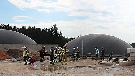 Ein Kabelbrand wird als Ursache f&uuml;r die Rauchentwicklung aus dem Keller einer Biogasanlage vermutet.