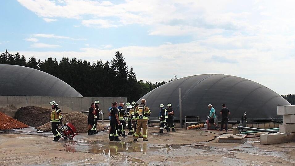 Ein Kabelbrand wird als Ursache f&uuml;r die Rauchentwicklung aus dem Keller einer Biogasanlage vermutet.