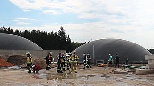 Ein Kabelbrand wird als Ursache für die Rauchentwicklung aus dem Keller einer Biogasanlage vermutet. Ein Kabelbrand wird als Ursache für die Rauchentwicklung aus dem Keller einer Biogasanlage vermutet.