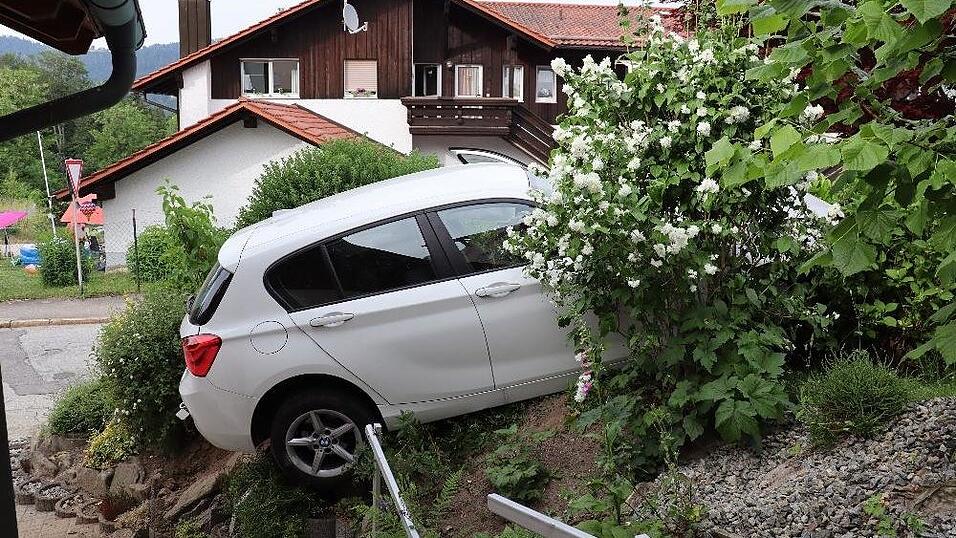 Das Fahrzeug konnte nur schwer geborgen werden. Das Fahrzeug konnte nur schwer geborgen werden.