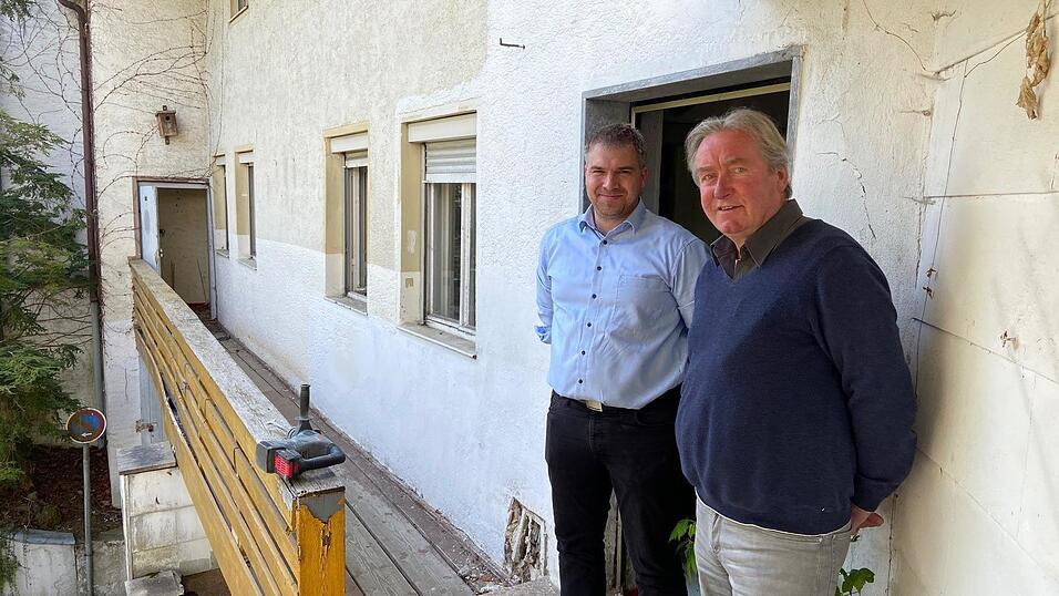 Prof. Kurt Häberl (r.) und Bauingenieur Alois Kolb untersuchen im Auftrag der Stadt Bad Kötzting ein Anwesen an der Schirnstraße. Prof. Kurt Häberl (r.) und Bauingenieur Alois Kolb untersuchen im Auftrag der Stadt Bad Kötzting ein Anwesen an der Schirnstraße.